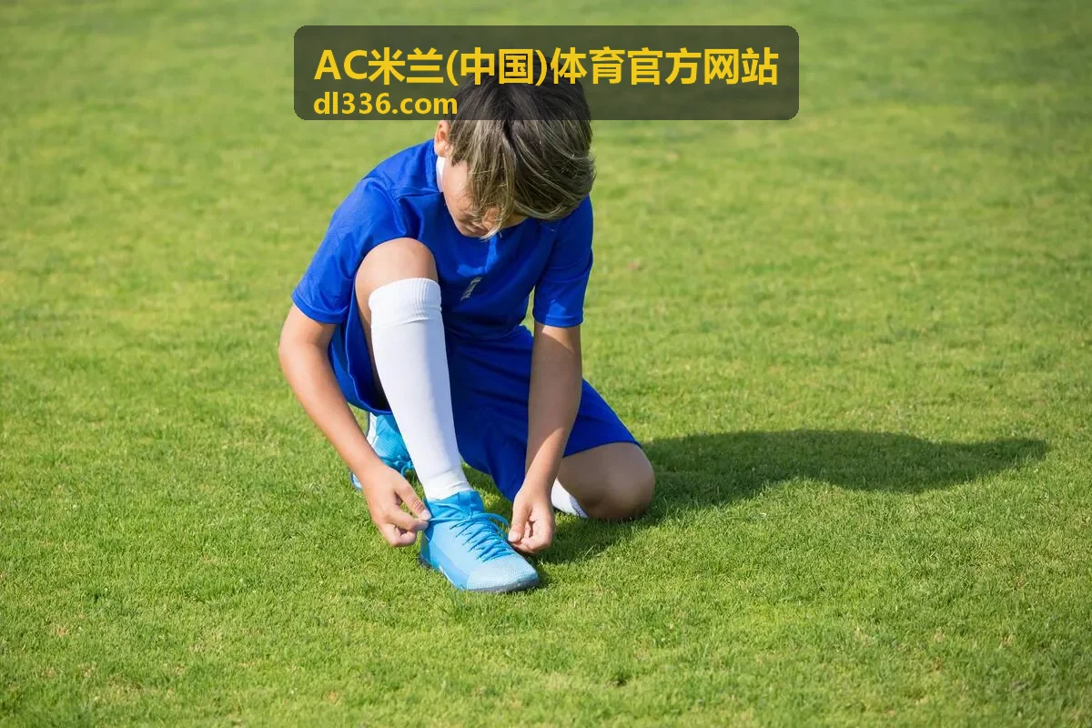 AC米兰队徽和球迷围巾特写