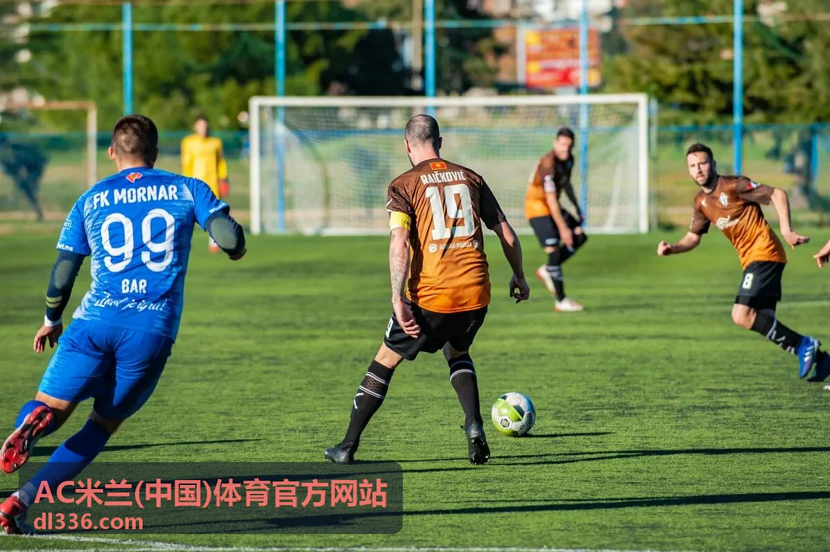 AC米兰球迷聚集在酒吧观看现场直播